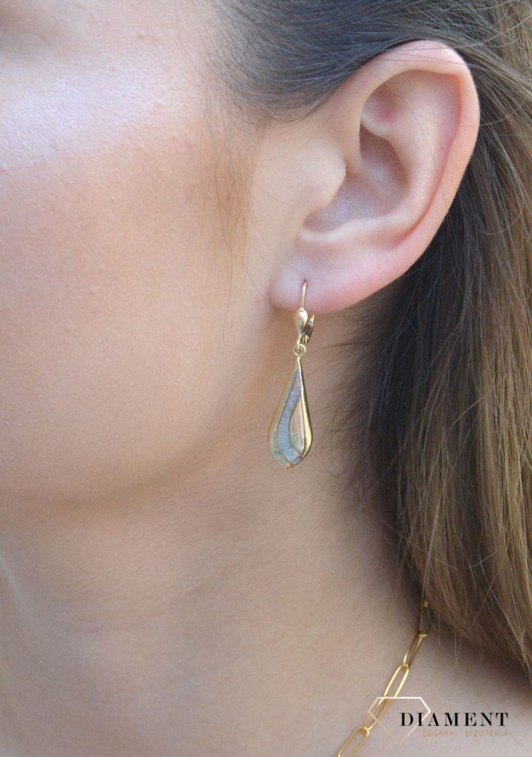 Kolczyki złote wiszące 333 łezki z białym złotem KL 6153 333. Kolczyki złote wiszące 333 łezki. Eleganckie, złote kolczyki z ozdobnym wiszącym elementem w kształcie łezki z dodatkiem i żółtego złota wykonane z próby złota 333.jpg